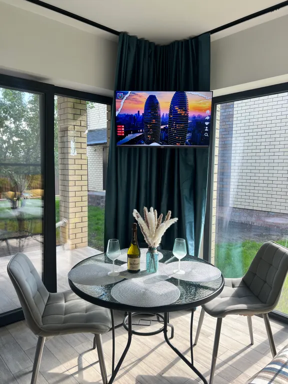 Дом с панорамными окнами в 15 минутах от центра города