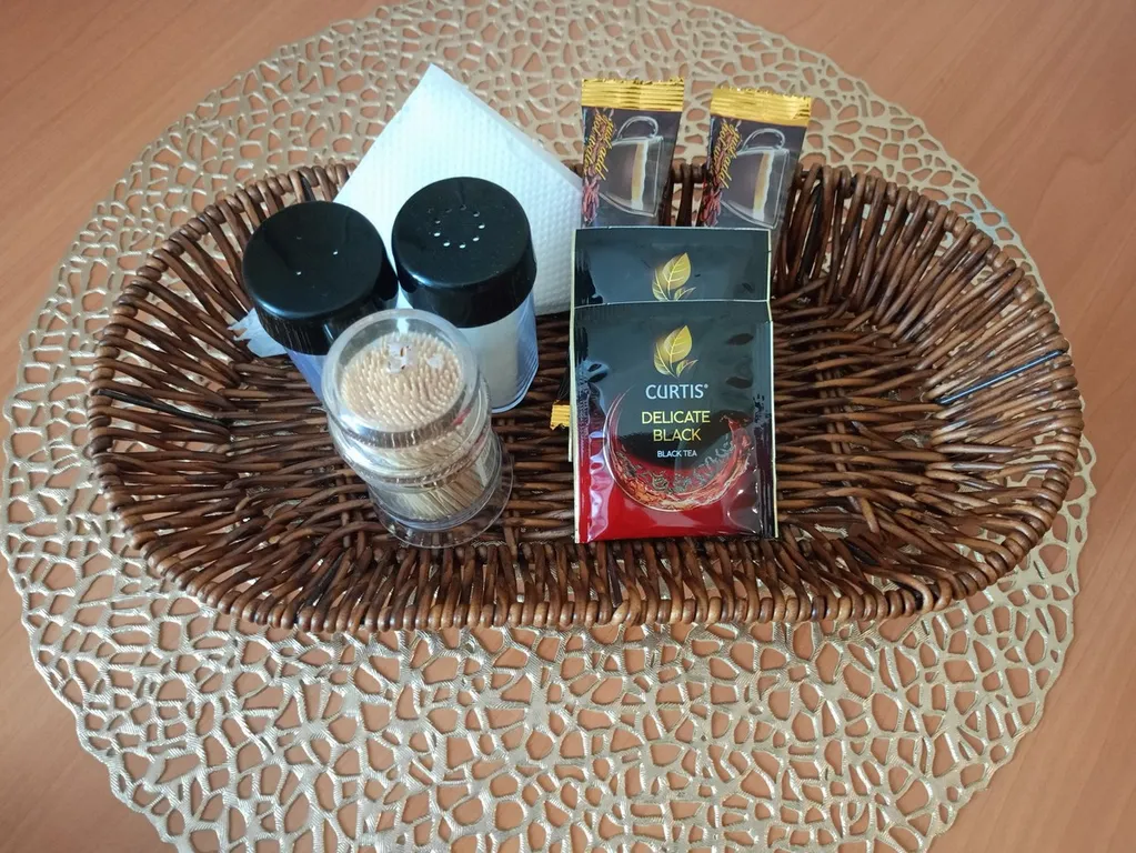 Двуспальная кровать + диван, центр. Отчетные документы,интернет