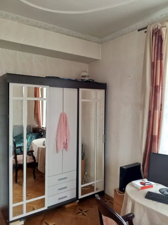 Розовая комната с персональным компьютером