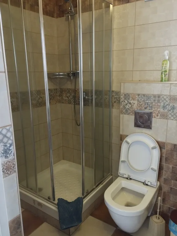 Уютный четырехместный номер с отдельными кроватями.