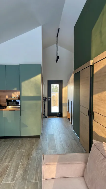 Дом с панорамными окнами и видом на лес