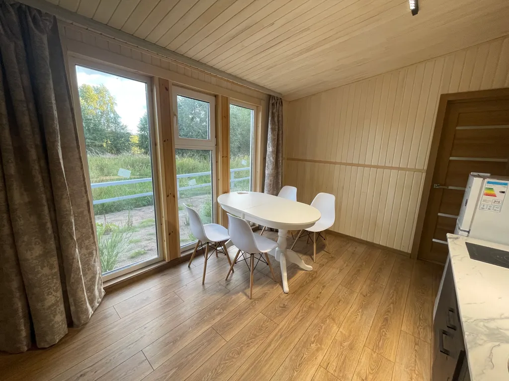 Уютный домик в тихом месте рядом с водой