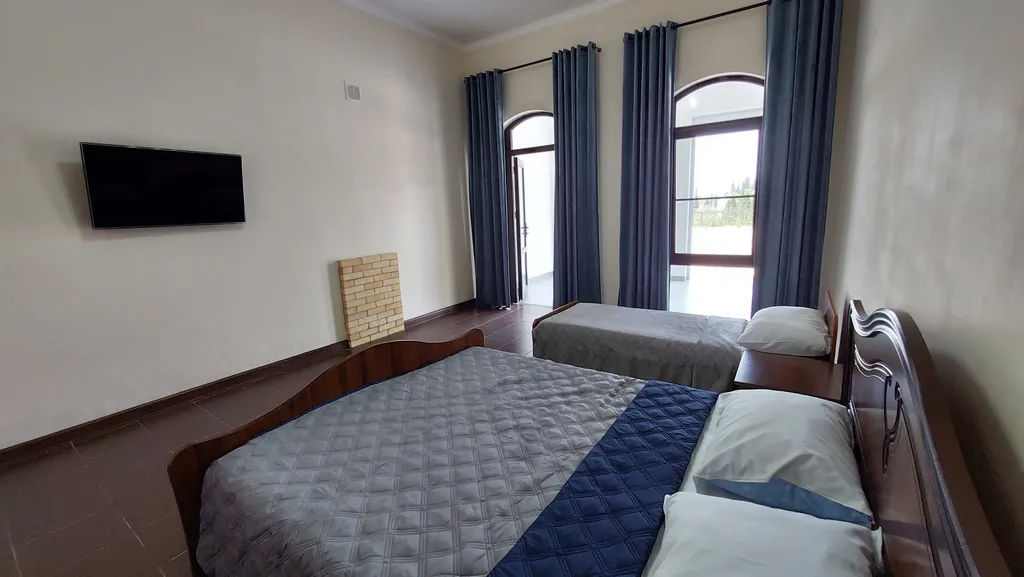 Просторный дом с большим двором в центре