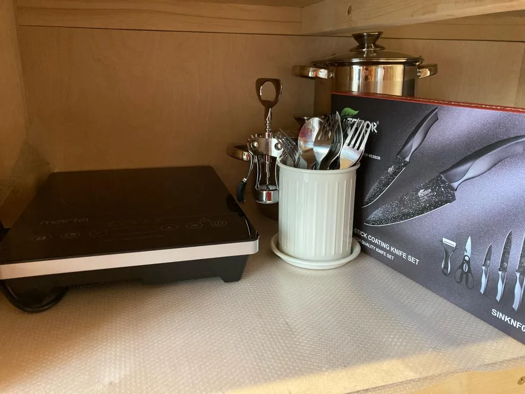 Уютный дом с камином у леса