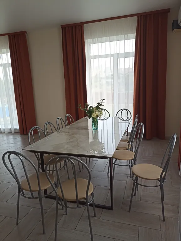 Уютный дом с зеленой лужайкой