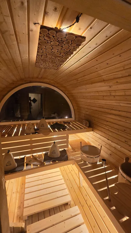 Дом на холме у леса