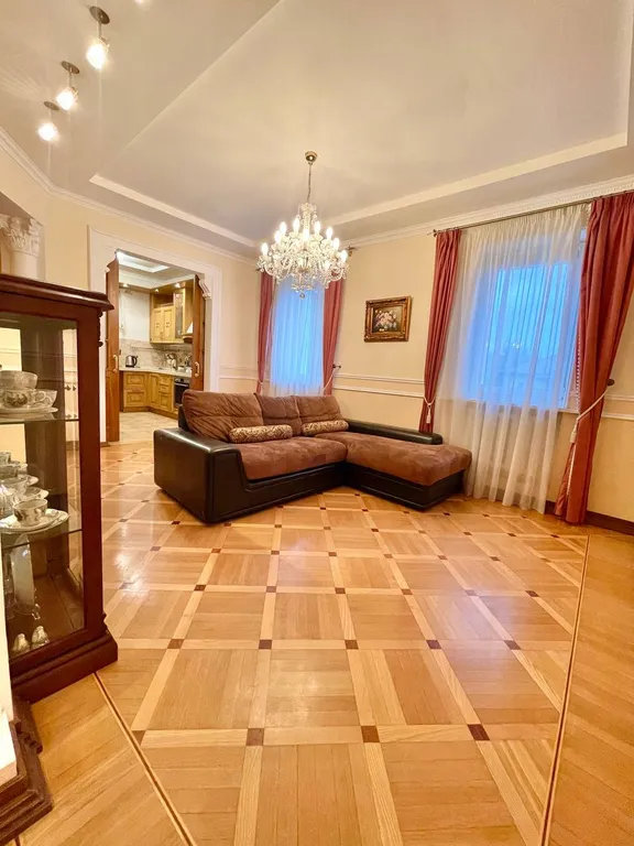 Котедж в классическом стиле с бассейном, сауной, бильярдом