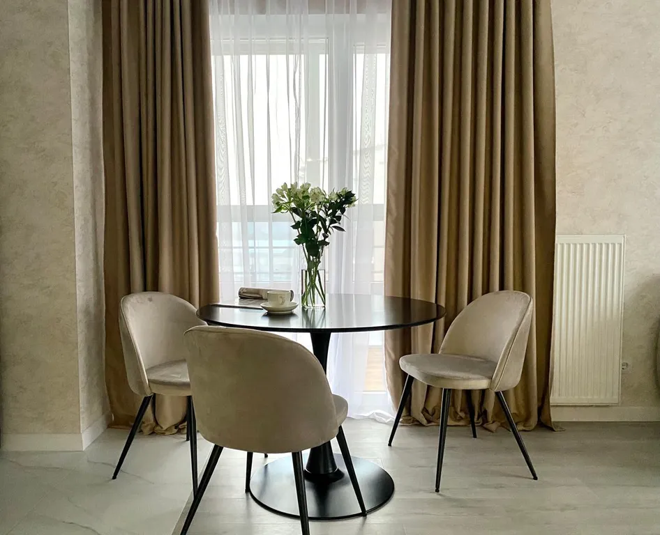 Трехкомнатная квартира Mocha Mousse недалеко от вокзала