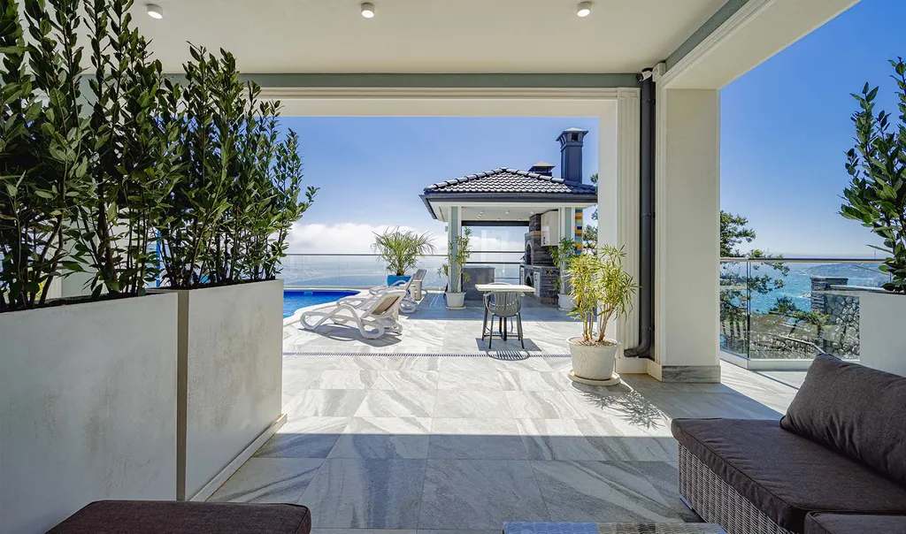 Полулюкс с выходом к бассейну и террасой