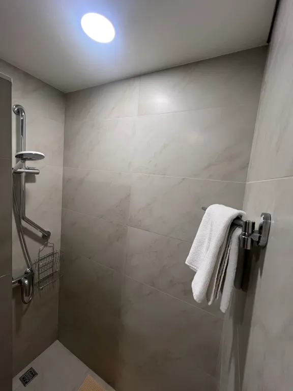 Уютная квартира с видом на морской порт и горы