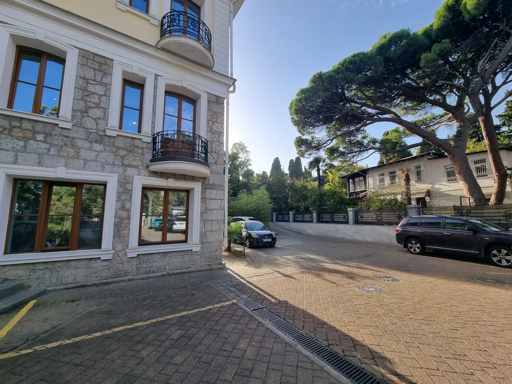 Aпаpтaмeнт c баcсейном и теpрaсой нa набеpeжной