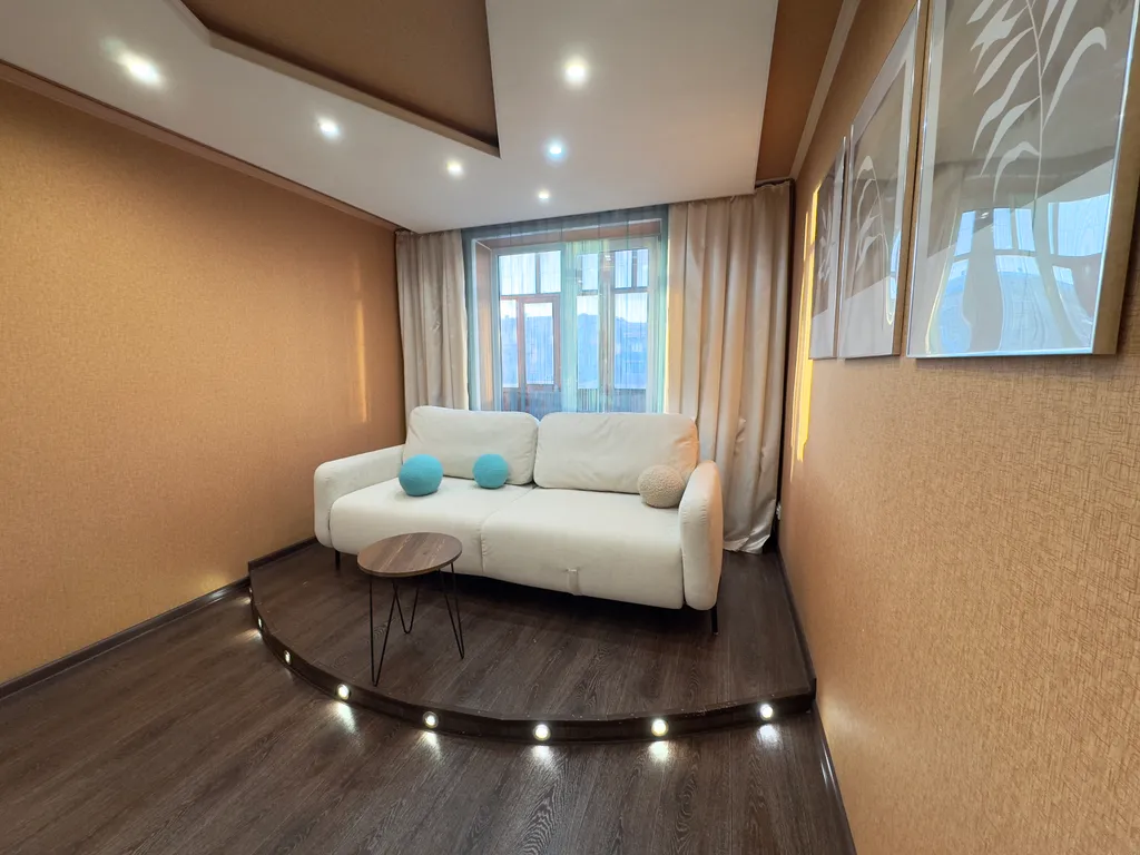 Люксовая двухкомнатная с авторским освещением