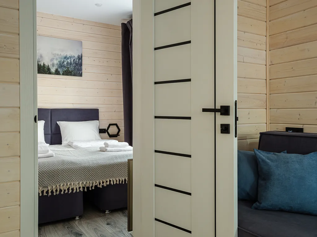 Семейный коттедж с баней и чаном в Шишкин Плейс в хвойном лесу