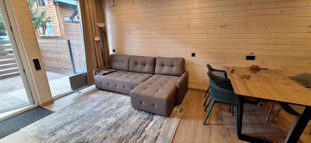 Двухэтажный домик с красивым видом на горы