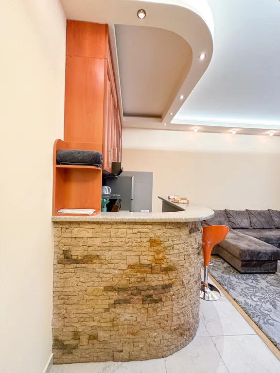 В центре под рукой все событие