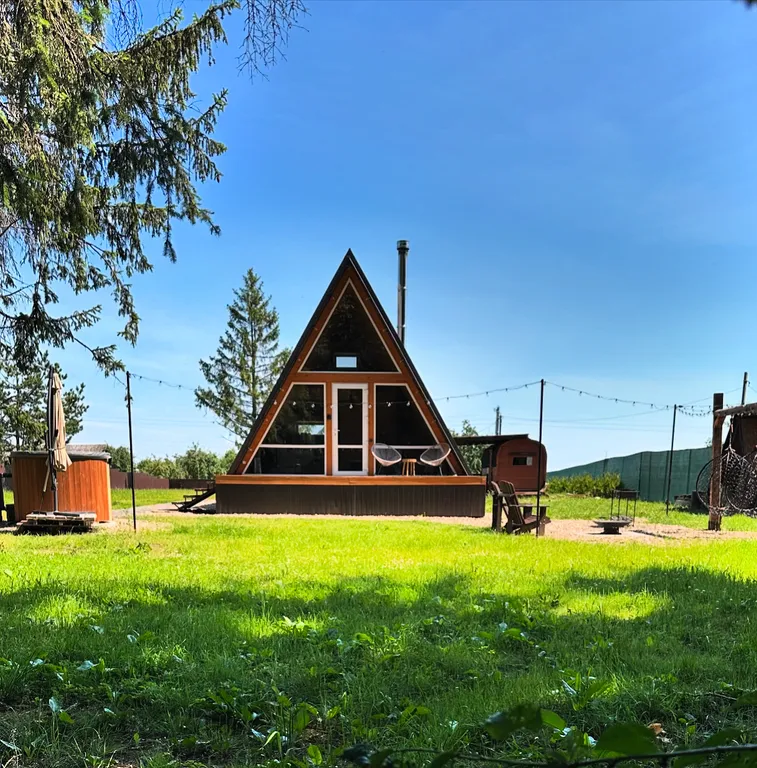 Треугольный дом с баней и купелью вблизи Несвижа