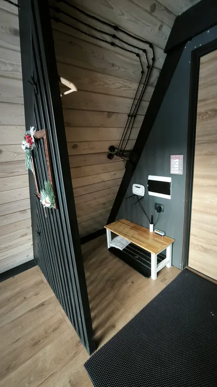 Двухэтажный а-фрейм с панорамным остеклением и террасой