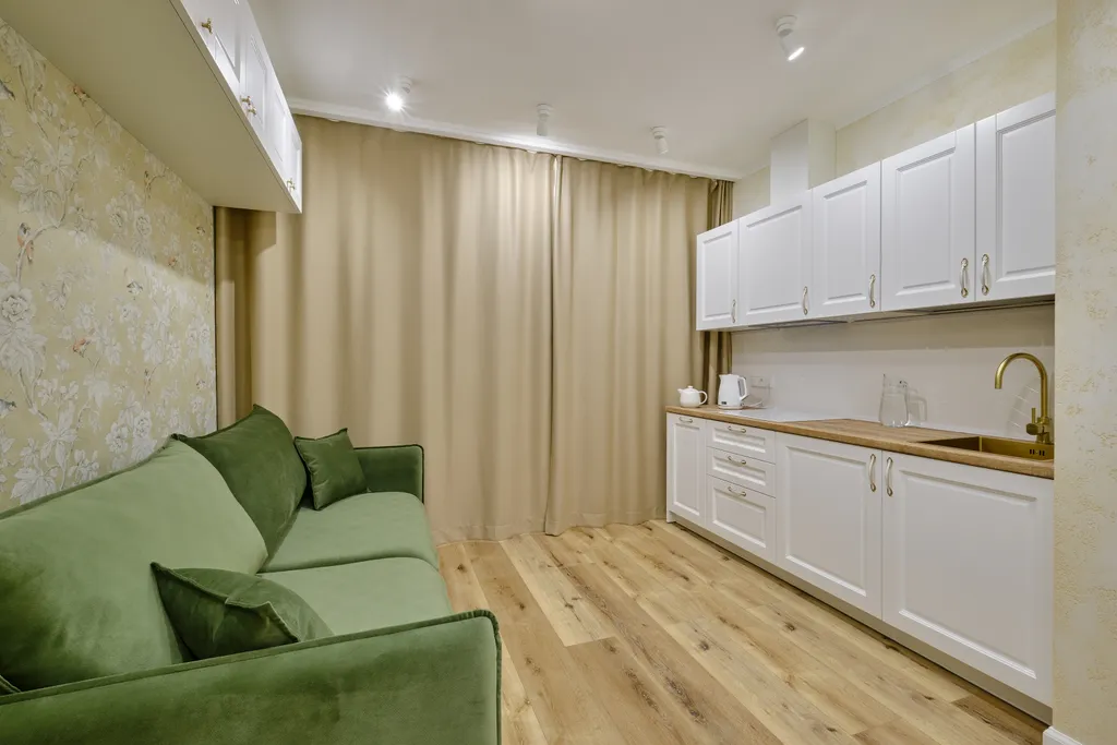 Квартира с дизайнерским ремонтом и видом на горы на побережье