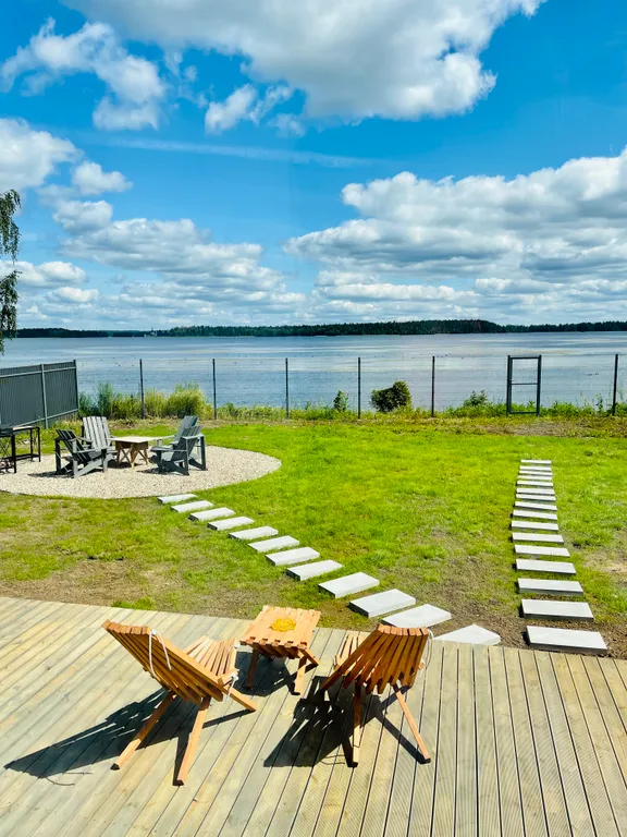 Дом-типи на берегу озера Валдайское