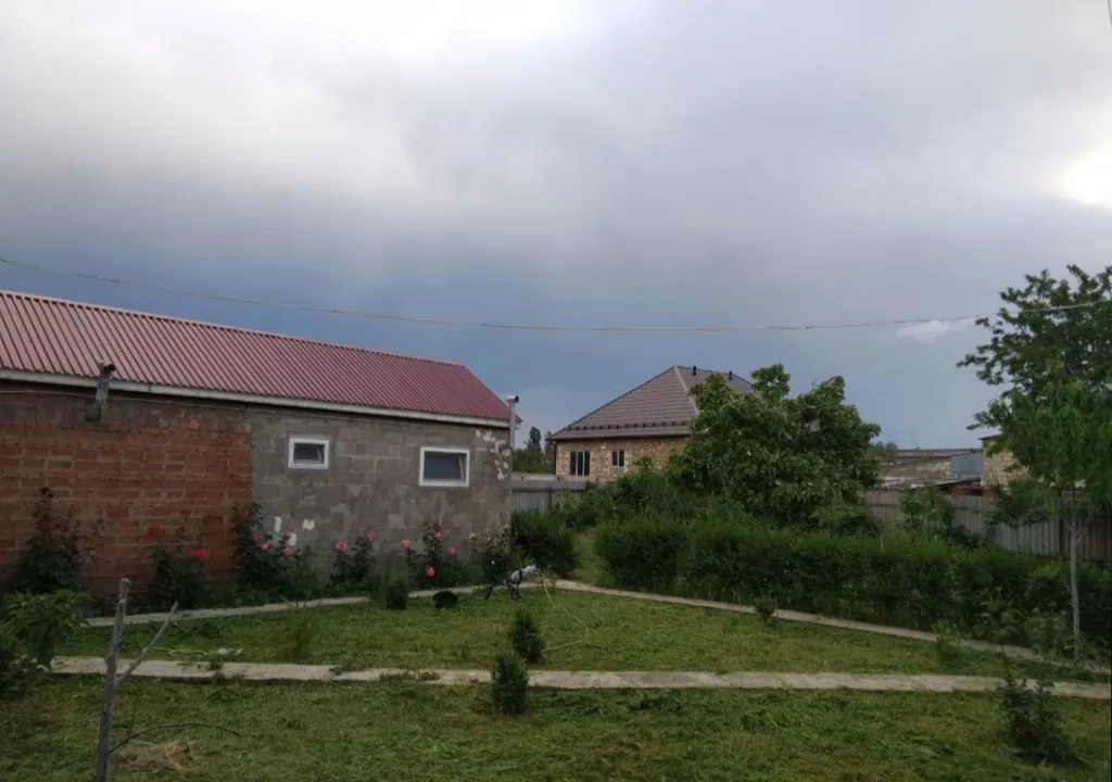 Двухэтажная дача с бассейном