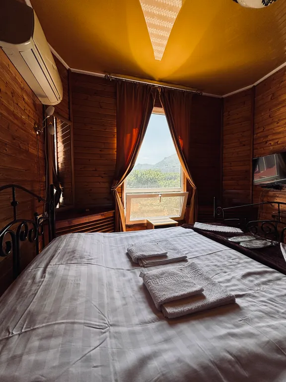 Двухместный деревянный , мансардный номер с не большой кроватью