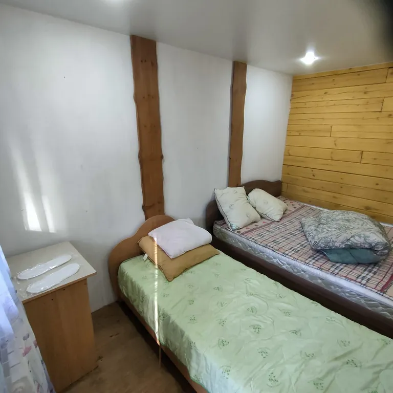 Уютный этаж из трех номеров с видом на лес