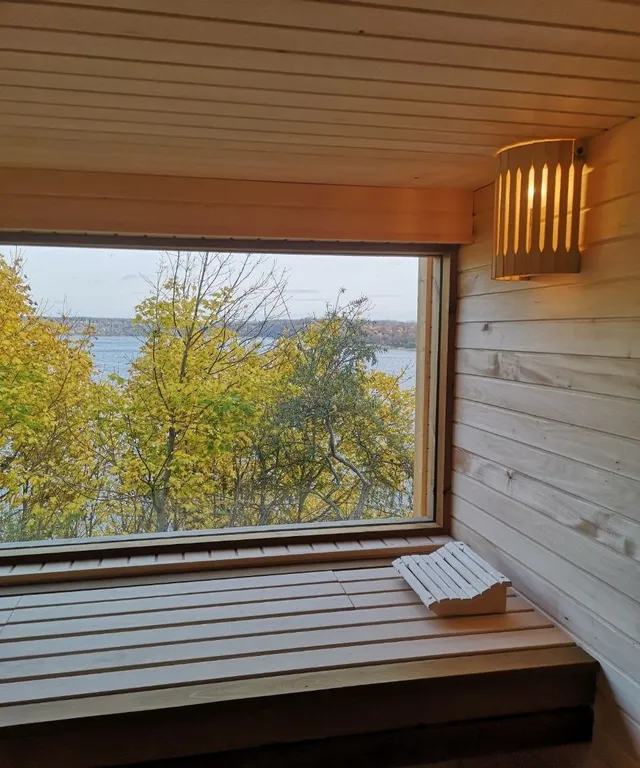 Коттедж Маврикий с сауной и видом на озеро