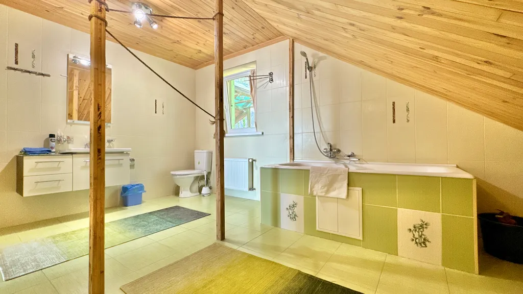 Дом с бассейном в Аутке