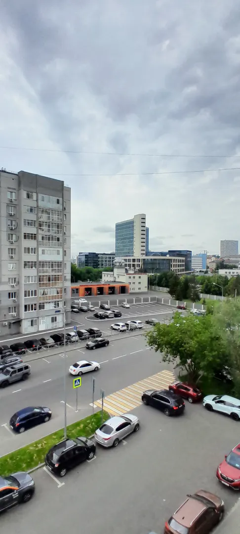 Платная и бесплатная парковки возле дома и во дворе. В шаговой доступности набережная о.Кабан, театр им.Г.Камала, ТК Сувар Плаза.