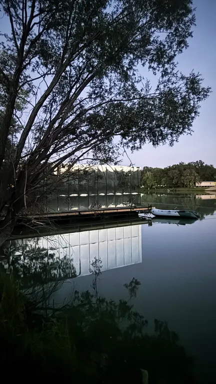 Зеркальный дом на воде