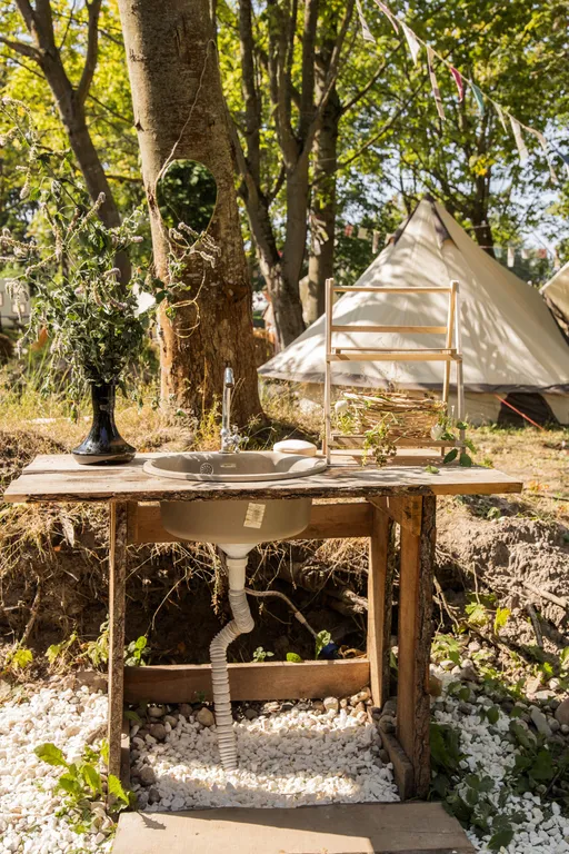 Большой шатёр в кемпинге вблизи озера