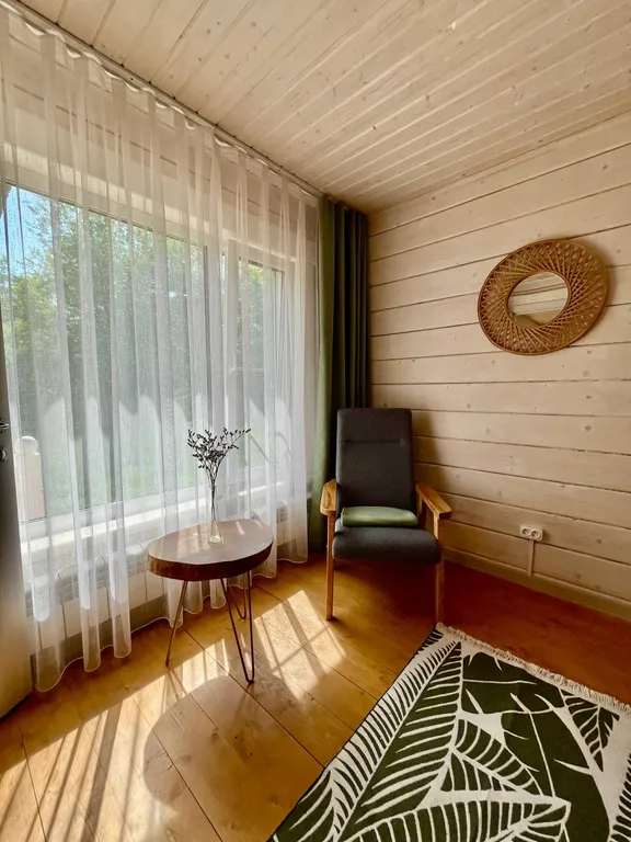 Просторный новый дом на берегу озера у родника