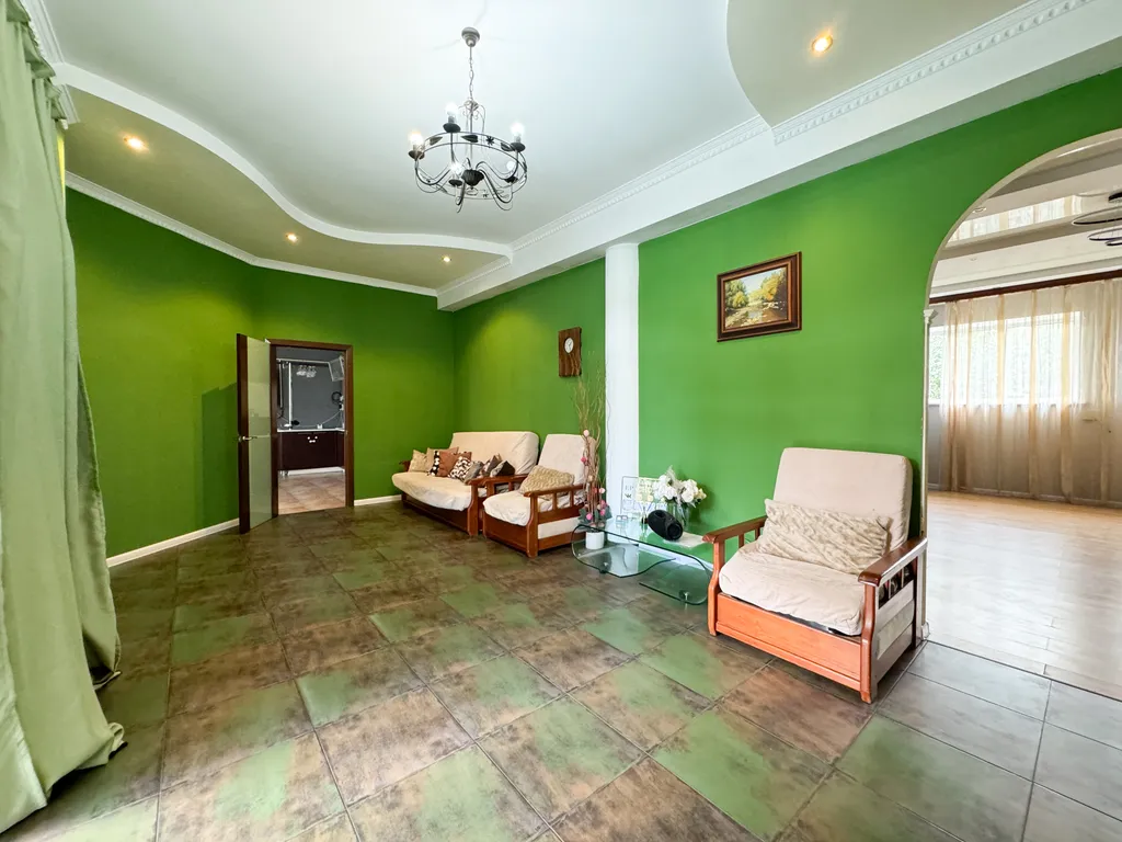 Дом с бассейном у парка Галицкого