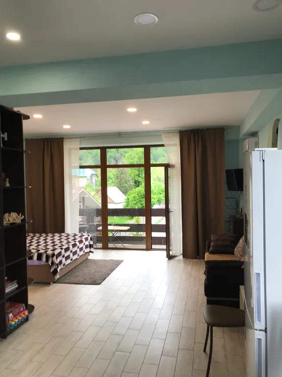 Панорамная студия с потрясающим видом на горы в центре красной поляны