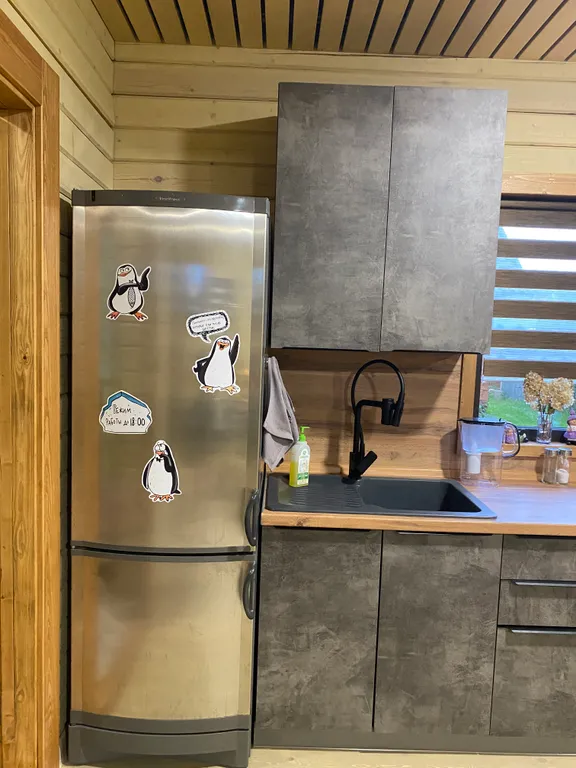 Уютный домик в лесу около реки