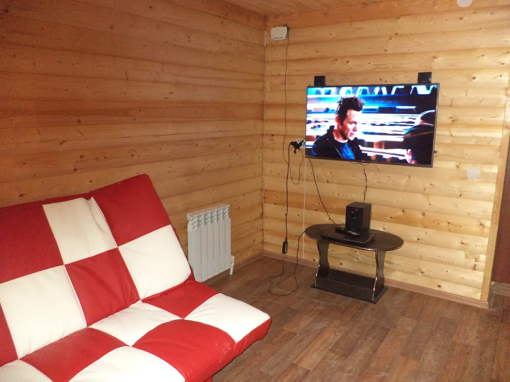 Домик, банька, чан, на берегу реки Белой