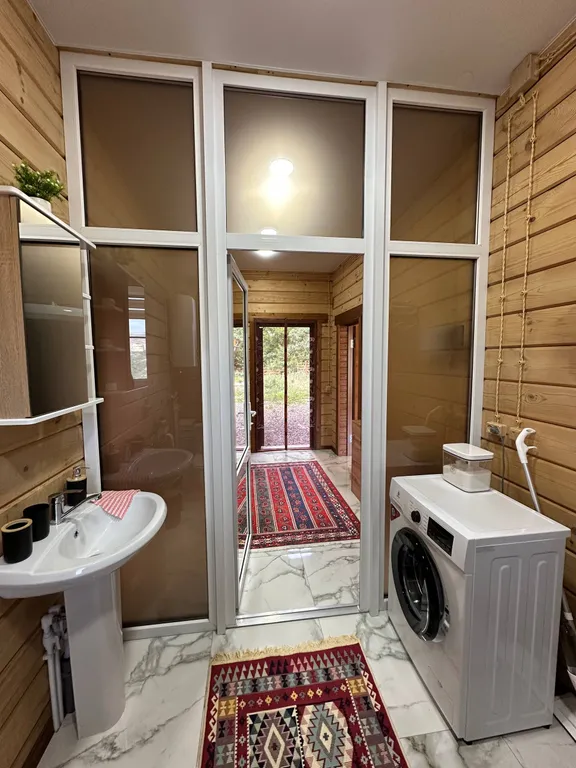 Роскошный эко дом Аквамарин с террасой у водопада и леса