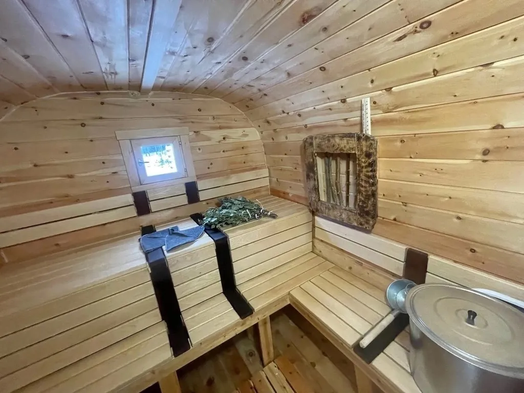 Дом с баней и ванна в лесу