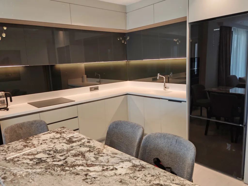 Квартира с дизайнерской отделкой, видом на море и аквапарком