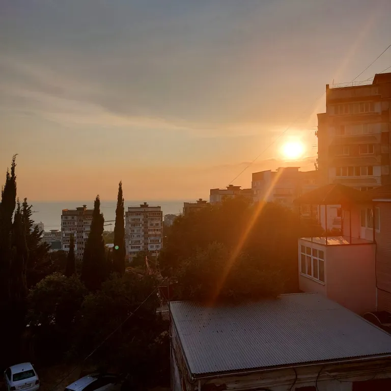 Студия с окном на море