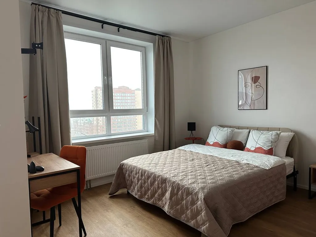 Светлая студия с панорамой центра