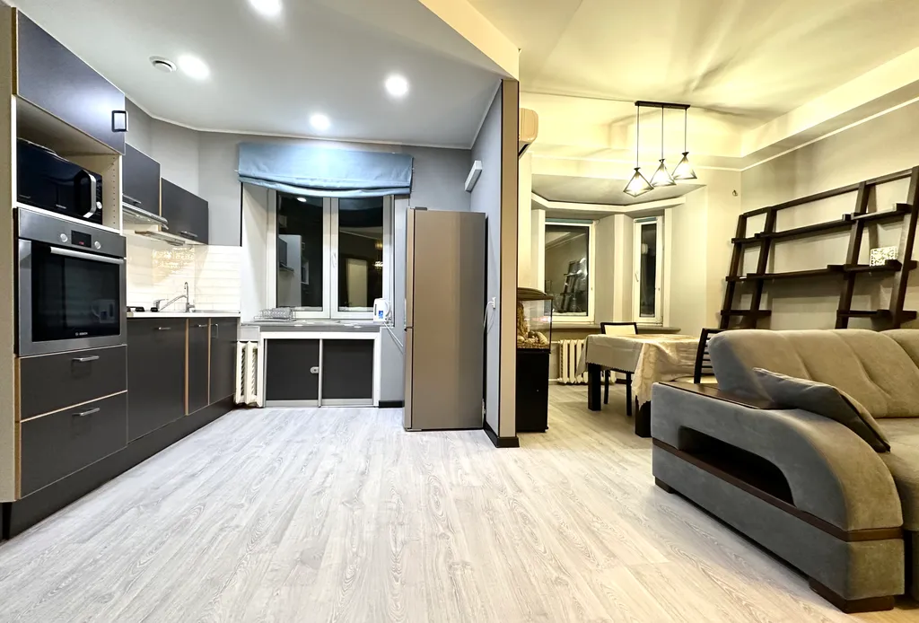 Двухкомнатная студия. Идеальная локация. Парковка во дворе.