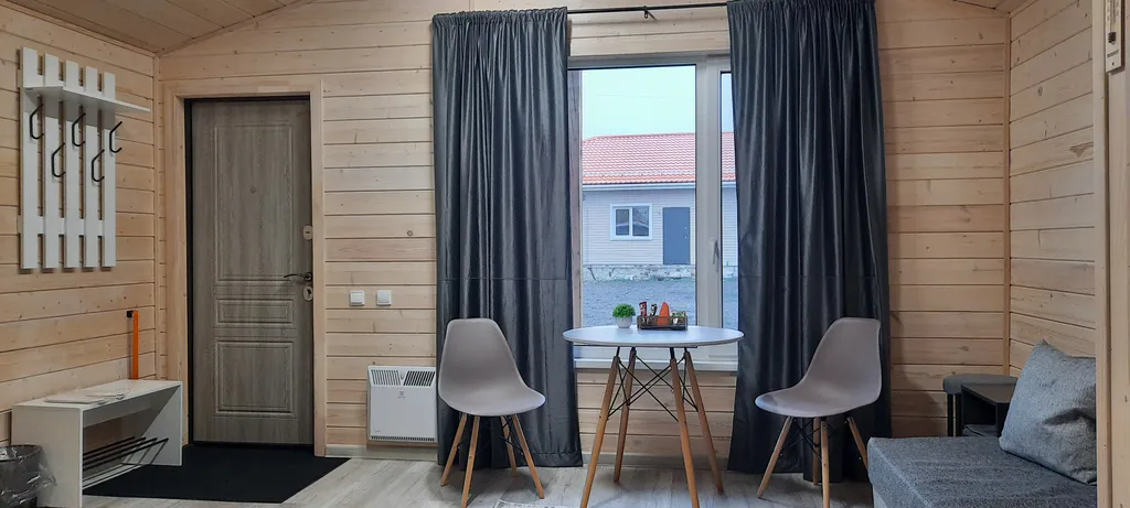 Уютный четырёхместный Домик де-люкс с отдельными кроватями