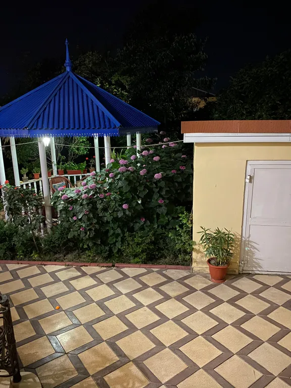 Уютная комната в частном доме с красивым садом