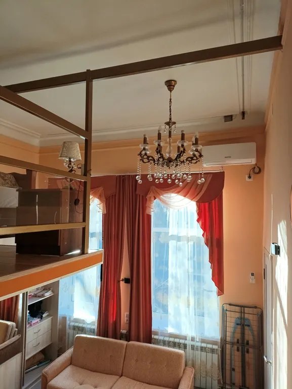 Двухуровневая квартира в центре города с высокими потолками