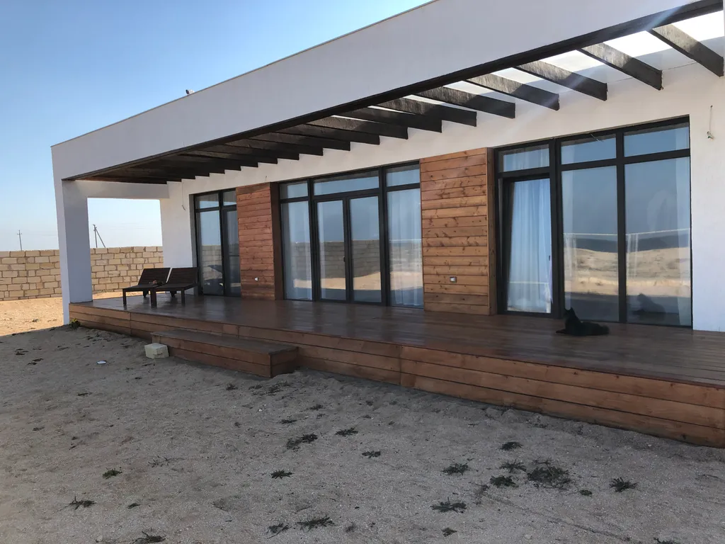 Современный стильный дом у моря