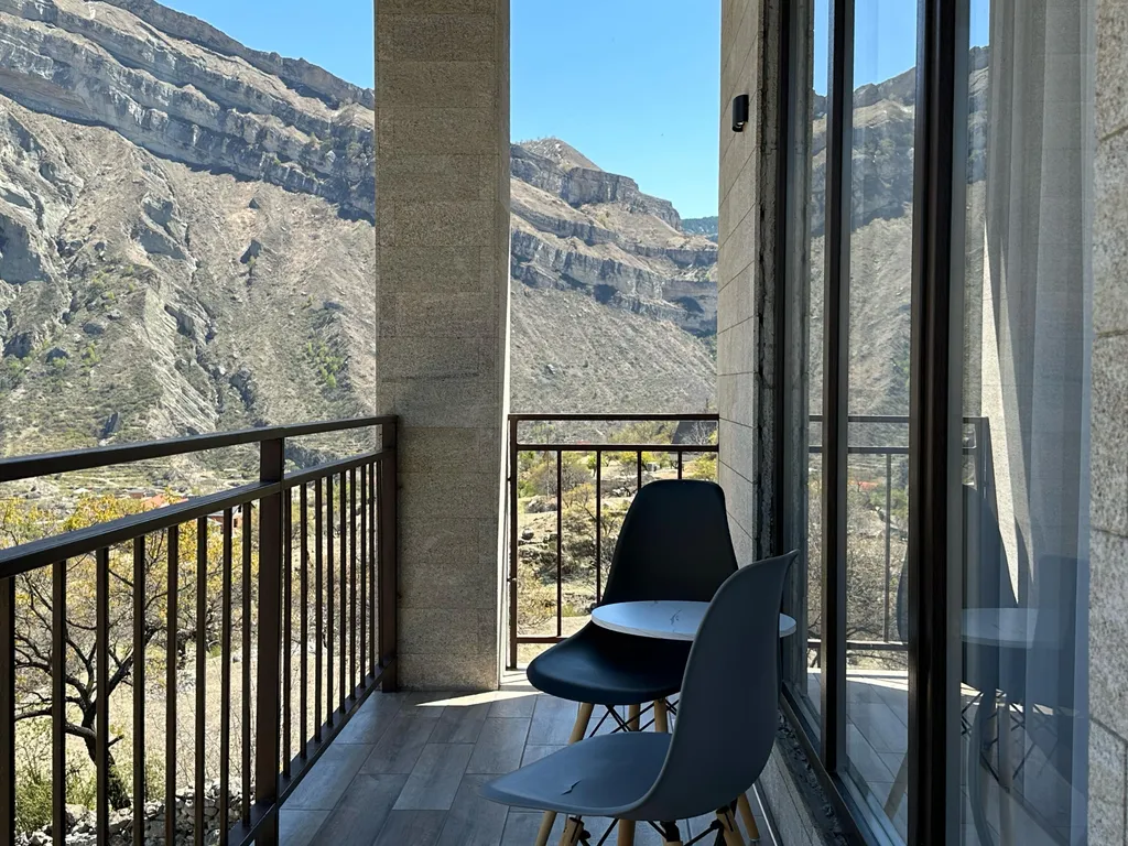 Новый стильный дом с видом на горы