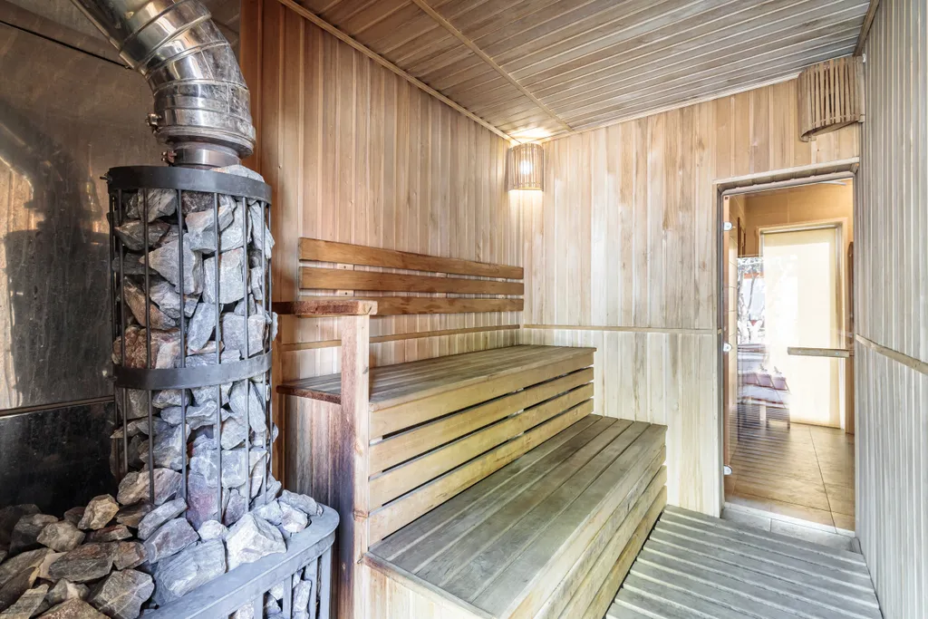 Совершенно новый дом на берегу озера с верандой и русской баней