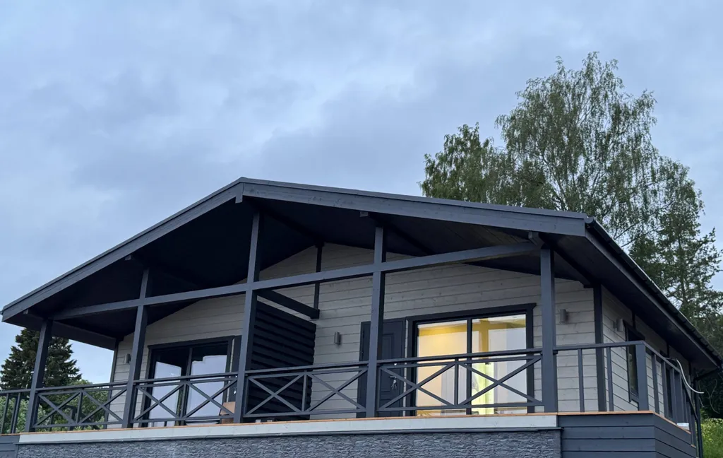 Дом проживание на вершине горы с видом на озеро, горы и лес