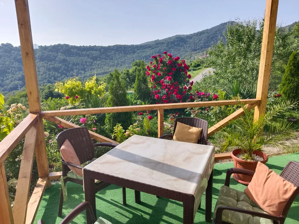 Просторный дом с райским садом на вершине холма с супер видами